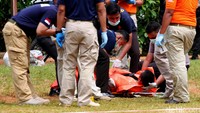 Korban ledakan dievakuasi. Adegan-adegan ini merupakan bagian dari simulai penanganan teroris yang digelar Polda Metro Jaya.