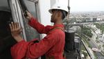 Pembersih Gedung Bertingkat Bertaruh Nyawa