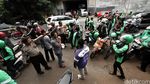 Penampakan Ratusan Driver GrabBike Cari Opang di Cawang