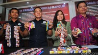 Reserse Kriminal Khusus Polda Metro Jaya bersama BPOM dan KPAI melakukan rilis terkait jajanan anak berupa susu yang dikemas dalam Kotak Kado mirip dengan kondom diPolda Metro jaya, Jakarta Selatan, Kamis (4/2/2016).