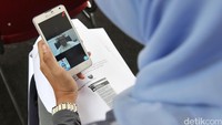 Seorang peserta mencoba aplikasi LINTAS