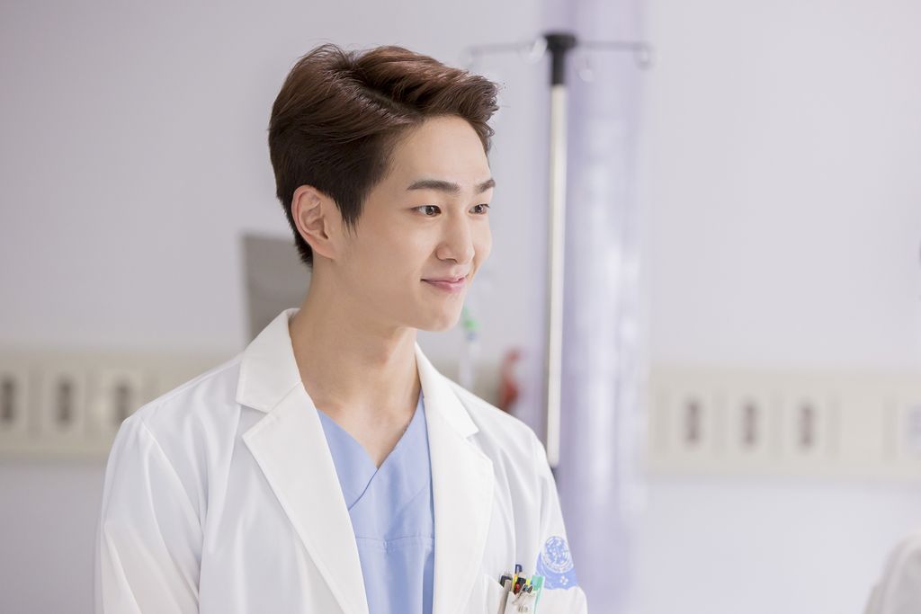 Senyum Ramah Onew SHINee Di Foto Adegan Descendants Of The Sun