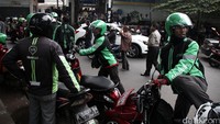 Mereka datang dengan mengendarai motor dan memakai jaket serta helm GrabBike. Pool/Hasan Alhabshy/detikcom.