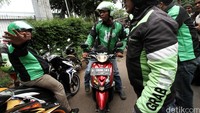 Para driver GrabBike berdatangan ke Stasiun Cawang. Pool/Febri Angga Palguna/detikcom.