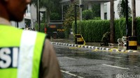 Mobil gegana juga telah disiagakan di sekitar lokasi.