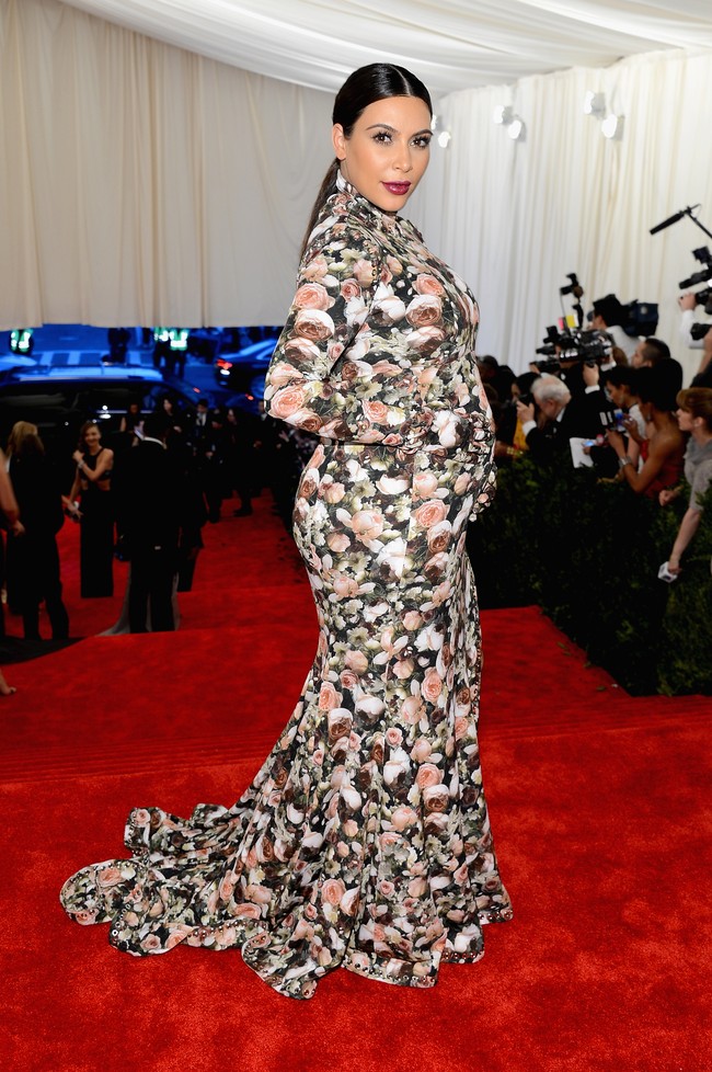 MET Gala 2013 menjadi debut Kim Kardashian di hajatan yang kala itu bertema PUNK: Chaos to Couture. Hamil anak pertama buah cintanya dengan Kanye West, Kim muncul dalam balutan gaun ketat penuh motif floral yang memeluk tubuhnya. Namun, penampilan perdananya itu meninggalkan impresi buruk bagi banyak orang dan menjadi bulan-bulanan di media sosial. Aku menangis sepanjang jalan pulang, ungkap Kim kepada Vogue mengenang reaksinya saat melihat meme yang mengejek gaya busananya itu .(Foto: Getty Images/Dimitrios Kambouris)