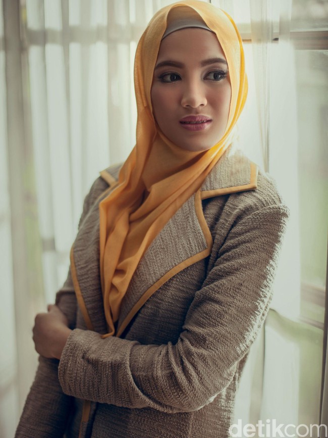 Wardrobe: Shafira. Fotografer: Zaky Akbar. Makeup Artist: Caroline Septerita (Instagram: @carolinasepteritabeauty). Stylist: Rahmi Anjani. Model: Alyssa Soebandono.