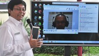 Kepala Kantor Pertanahan Kota Administrasi Jakarta Barat Sumanto menunjukan aplikasi baru LINTAS.