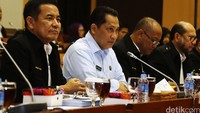 Budi Waseso mendengarkan pertanyaan anggota Komisi III DPR.