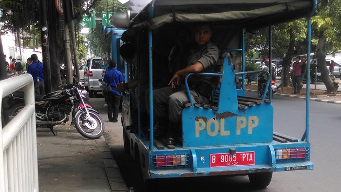 Aksi Warga Serang Satpol PP, 16 Petugas 'Diamankan' dan Dievakuasi Polisi