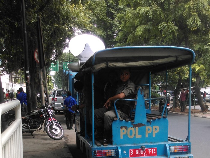 satpol pp bersihkan PKL, ilustrasi satpol PP