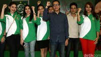 Reza Herlambang artis sekaligus anggota Garda Bangsa PKB bersama garda cantik memberikan keterangan pers di JCC, Jakarta, Kamis (4/2/2016).