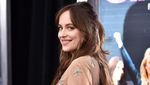 Dakota Johnson Tampil Cantik dan Menawan