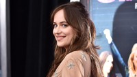 Senyuman manis bintang Fifty Shades of Grey itu meluluhkan hati para kaum adam. Dimitrios Kambouris/Getty Images/detikFoto.