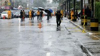  Penjinak bom dikerahkan untuk mengamankan sebuah kardus mencurigakan yang tergeletak di bawah bangku di trotoar Jl MH Thamrin.