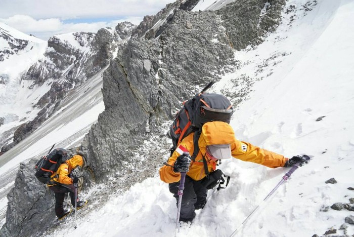 Fransiska Dimitri Inkiriwang dan Mathilda Dwi Lestari dari Universitas Parahyangan Bandung. Keduanya berhasil mencapai puncak tertinggi di Benua Amerika, yakni pegunungan Aconcagua.