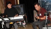 Penggemar telah menantikan konser dari band pelantun Aku Punya Hati itu hingga 5.000 tiket yang disediakan telah habis terjual. Pool/Gus Mun/detikFoto.