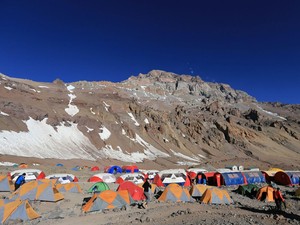 Saat Merah Putih dan Angklung Bergema di Puncak Aconcagua