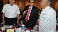 Menko Polhukam Luhut Binsar Pandjaitan, bersama Menteri Pekerjaan Umum dan Perumahan Rakyat Basuki Hadimuljono, dan Presiden Direktur PT Bank CIMB Niaga Tbk Tigor M. Siahaan, berbincang di sela acara CIMB Niaga Economic Forum 2016 di Jakarta.