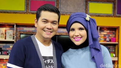 Indra Bekti dan Istri Makin Lengket