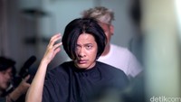Potongan rambutnya ini terinspirasi dari David Bowie.