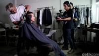 Vokalis band GIGI itu awalnya bingung menentukan gaya rambut barunya.