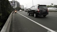 Demi menghindari polisi sang pengemudi pun nekat melawan arus di dalam tol.