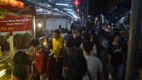 Kuliner yang dijual sangat beraneka ragam. Ada nasi ayam, wedang tahu, mie tittee, lunpia, tahu pong, nasi goreng babat, es marem, bolang-baling (Angling/detikTravel)
