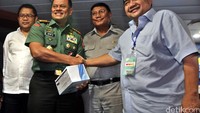 Panglima TNI Jendral Gatot Nurmantyo bersama Menteri Komunikasi dan Informatika Rudiantara, Wakil Ketua DPD Farouk Muhammad dan Ketua Persatuan Wartawan Indonesia (PWI) Margiono menjadi narasumber pada seminar dalam rangkaian kegiatan Hari Pers Nasional 2016.