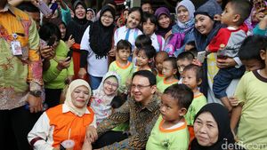 Keakraban Ahok dengan Warga di RPTRA Menteng