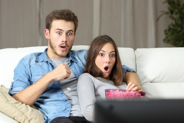 Pasangan Nonton TV Ilustrasi pasangan nonton TV
