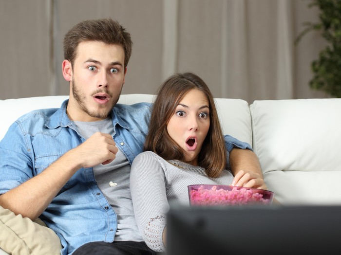 Ilustrasi pasangan nonton TV