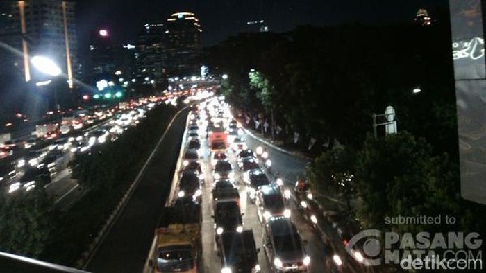 Ini Ruas Tol yang Macet Jelang Tengah Malam