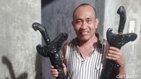 Azhari juga menemukan dua bilah keris. Keris itu ditemukan di belakang dan dalam rumah.