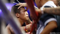 Di ronde kesembilan, satu sundulan kepala Kato saat jarak tarung keduanya sedang rapat membuat pelipis kiri Daud robek. Wasit menghentikan pertandingan sementara untuk memberikan perawatan untuk Daud.