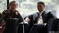 Richard Joost Lino didampingi Maqdir Ismail menunggu dipanggil penyidik di ruang tunggu KPK.