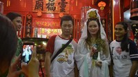 Menyambut Tahun Baru Imlek 2567, Pasar Imlek Semawis kembali dihelar di pecinan. Wisatawan bisa berfoto bareng Dewi Kwan Im (Angling/detikTravel)