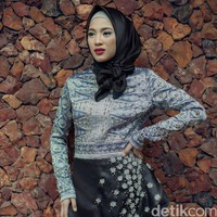 Wardrobe: Shafira. Fotografer: Zaky Akbar. Makeup Artist: Caroline Septerita. Stylist: Siti Rahmi Anjani. Model: Alyssa Soebandono.