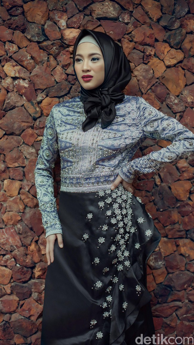 Wardrobe: Shafira. Fotografer: Zaky Akbar. Makeup Artist: Caroline Septerita. Stylist: Siti Rahmi Anjani. Model: Alyssa Soebandono.