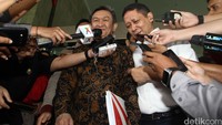 RJ Lino diperiksa sebagai tersangka kasus dugaan korupsi pengadaan 3 Quay Container Crane (QCC) pada tahun 2010.