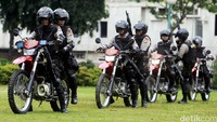 Polisi bermotor meluncur ke lokasi ledakan.