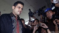 Mantan Bendahara Umum Partai Demokrat Muhammad Nazaruddin kembali menyebut sejumlah nama dalam pusaran korupsi yang membuatnya menjadi pesakitan Komisi Pemberantasan Korupsi (KPK).