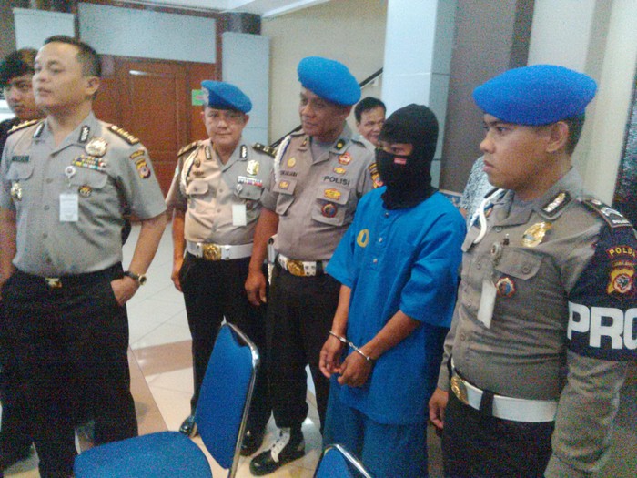 Polisi Sergap Pria Berpistol dan Berkalung Mabes Polri yang Bawa Ganja