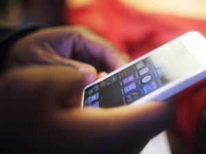 Pakai Earphone Sambil Charge Ponsel, Pria Ini Tewas Tersetrum