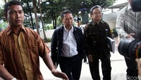 Richard Joost Lino tiba di Gedung KPK sekitar pukul 09.20 WIB, Jumat (5/2/2016). Lino datang dengan didampingi kuasa hukumnya, Maqdir Ismail.