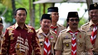 Ketua Kwarnas Pramuka Adiyaksa Dault didampingi Menpora Imam Nachrowi dan beberapa pengurus Kwarnas.