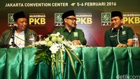 Ketum PKB Muhaimin Iskandar (tengah) berbincang dengan Sekjen PKB Abdul Kadir Karding (kanan) di sela-sela Mukernas.