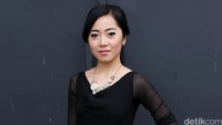 Bintang film Mantan Terindah itu tampil dengan atasan hitam dipadukan dengan rok bermotif. Pool/Ismail/detikFoto.