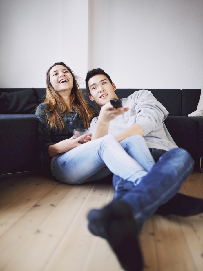 Pasangan Nonton TV Ilustrasi pasangan nonton TV