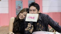Mereka terlihat mesra saat menjadi bintang tamu acara Basa Basi. Pool/Ismail/detikFoto.